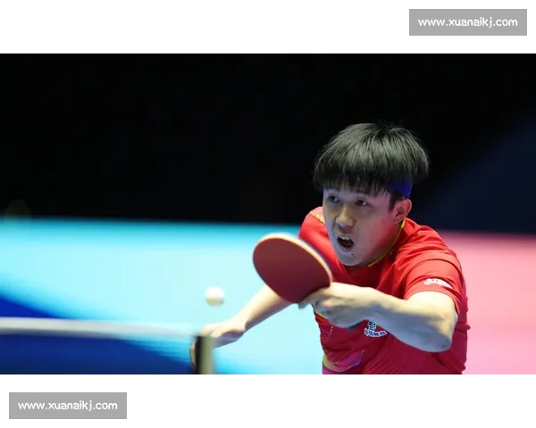 顶冰袋擦汗,笑握小球迷 —— 王楚钦的亚锦赛 “抗热日常”